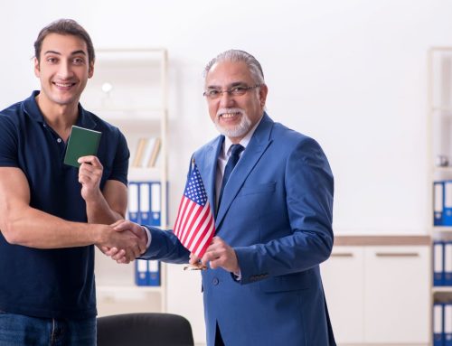 Abogado De Green Card Ayuda A Traer A Los Padres A EE.UU.